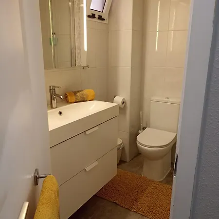 Quiet Flat With Terrace 2 Min To Seafront 아파트